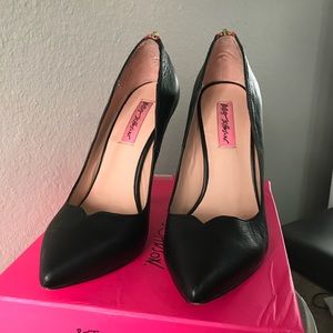 Like New Betsey Johnson Black Pumps